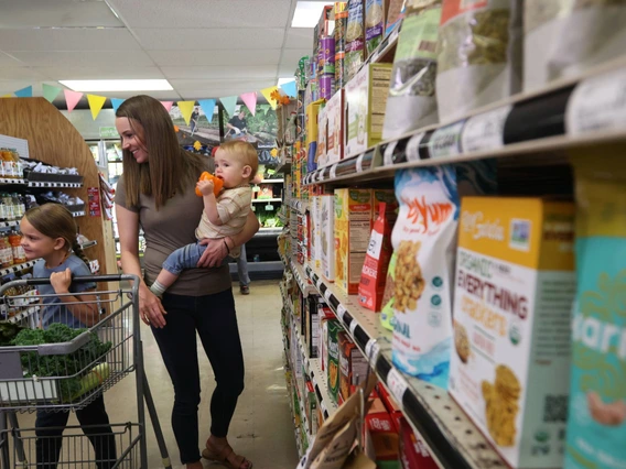 family shopping at grovery store