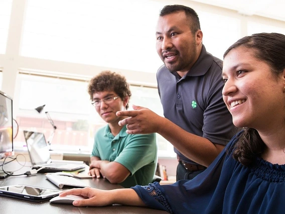 4-h leader helping kids with computers