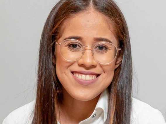 headshot claudia montania