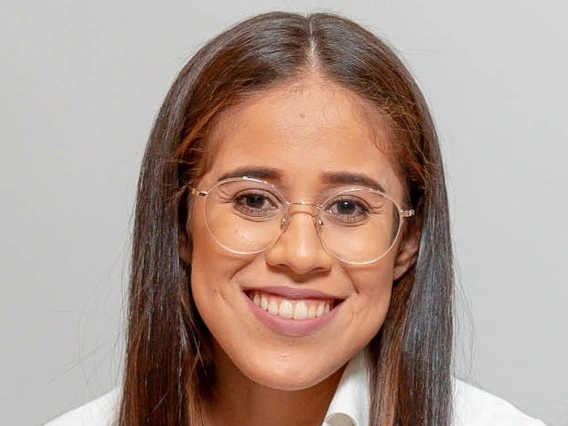 headshot-claudia-montania.webp
