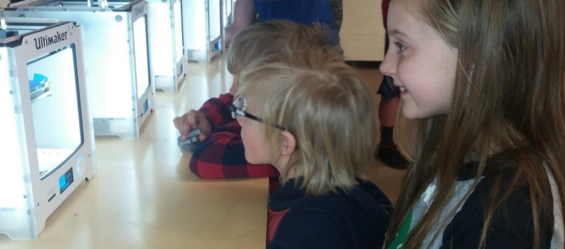 4-h kids watching 3-D printer