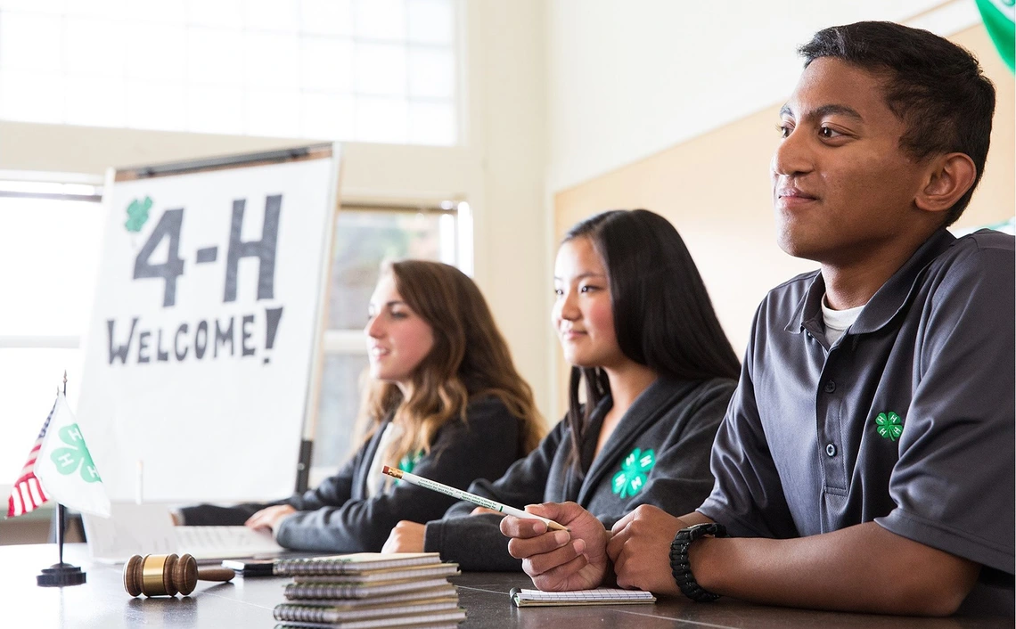 4-h members at a welcome table