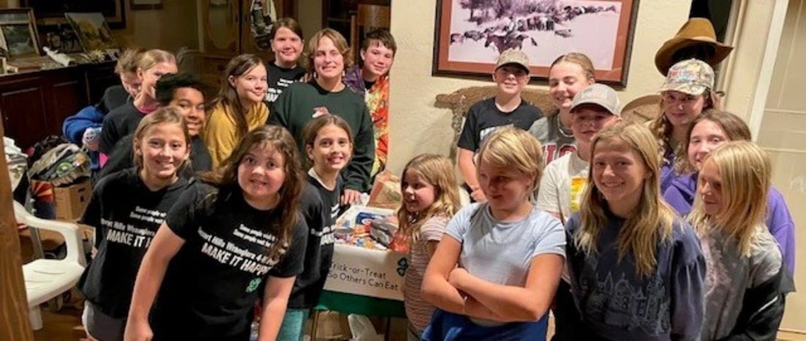 young 4-H kids taking a group photo