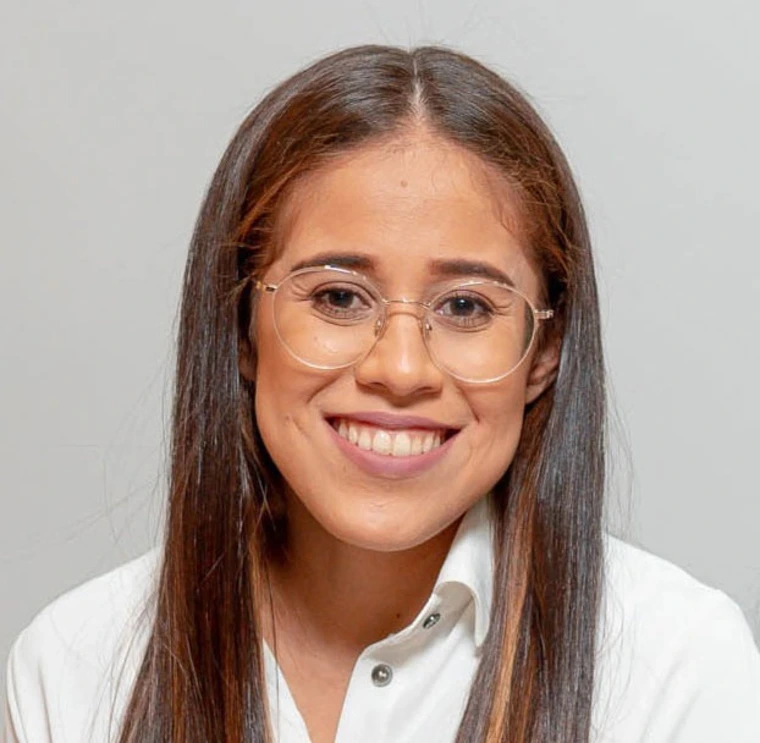 headshot claudia montania