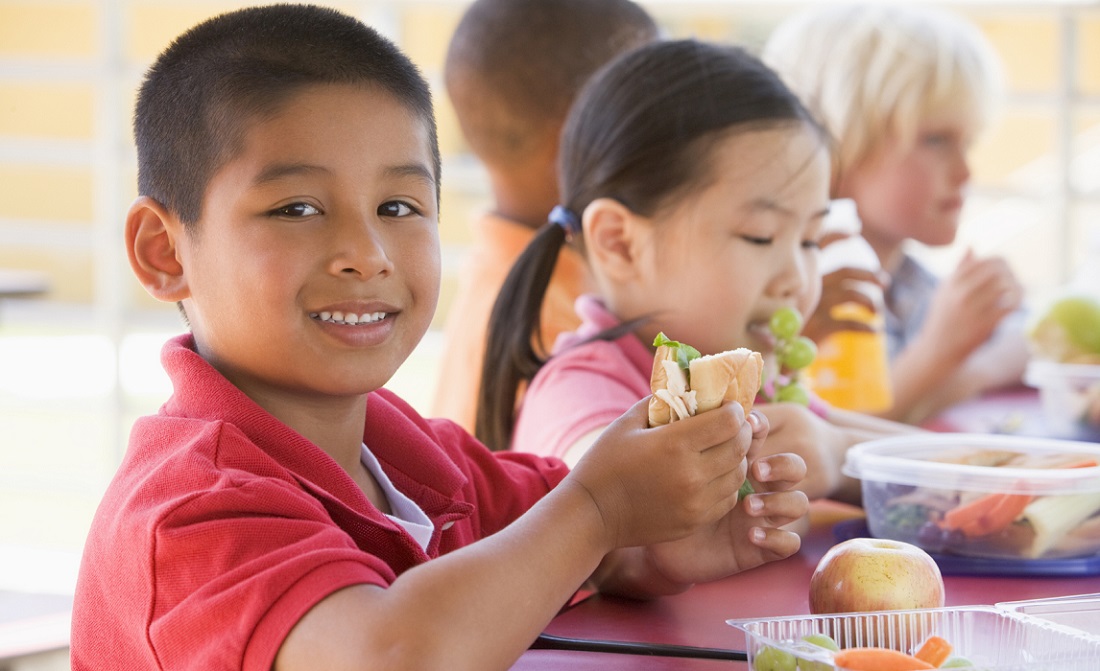 Children eating a healthy lunch